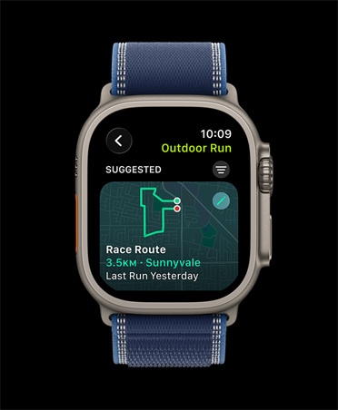 Apple Watch Ultra 3, натурален цвят, титанов корпус, Маршрут на състезание, тренировка Бягане на открито, каишка Trail Loop в син/яркосин цвят
