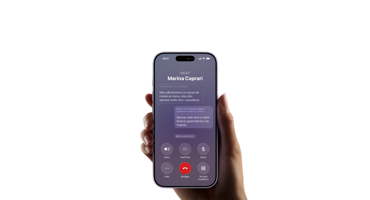 Mão segurando um iPhone 17, demonstrando o recurso Tradução ao Vivo da Apple Intelligence