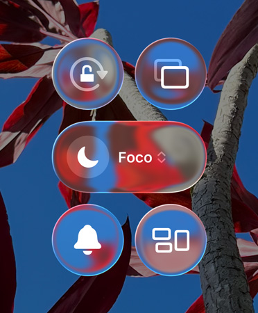 Tela de Início colorida do iPhone com apps e widgets transparentes em Liquid Glass