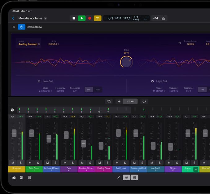 Un iPad Pro, face avant, orientation paysage, noir infini, écran affichant un projet de montage musical, onde audio, des commandes de piste, des curseurs de mixage et des instruments de musique, en mode Sombre