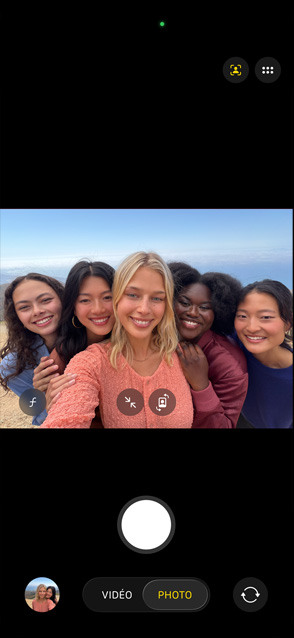 Écran d’iPhone 17 Pro montrant la fonctionnalité Center Stage pour les photos et un selfie de groupe où les visages ressortent