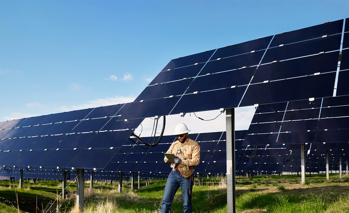 Pole s větrnými turbínami vyrábějícími energii.
