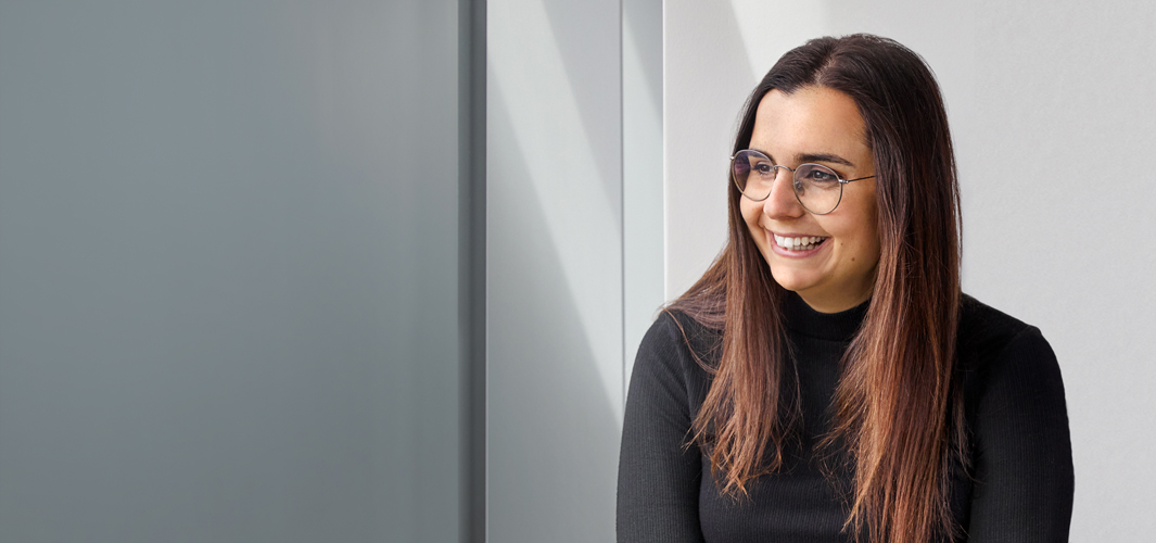 Federica sedí venku a usmívá se.