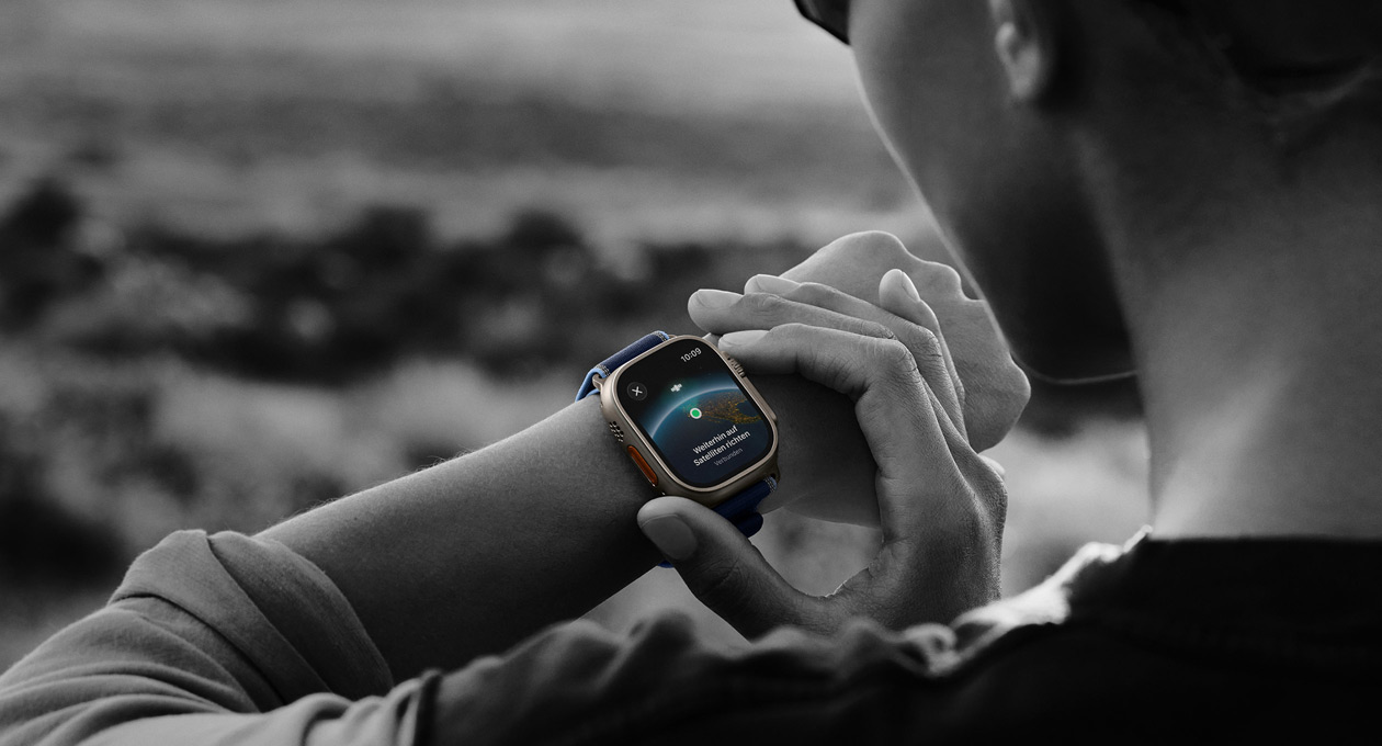 Eine Person nutzt die Zwei-Wege Kommunikation per Satellit auf der Apple Watch Ultra 3