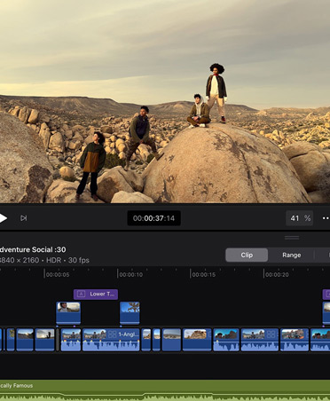 App de edición de vídeo con la imagen de varias personas posando sobre unas rocas en un paisaje desértico, la línea de tiempo y herramientas de edición