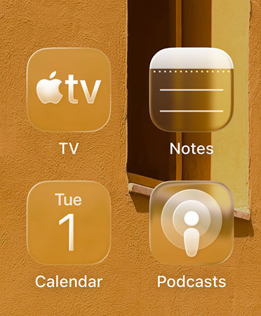 Neljästä läpikuultavasta appikuvakkeesta, Apple TV ‑apista, Muistiinpanoista, Kalenterista ja Podcastit-apista koostuva ruudukko taittaa valoa lasin tavoin