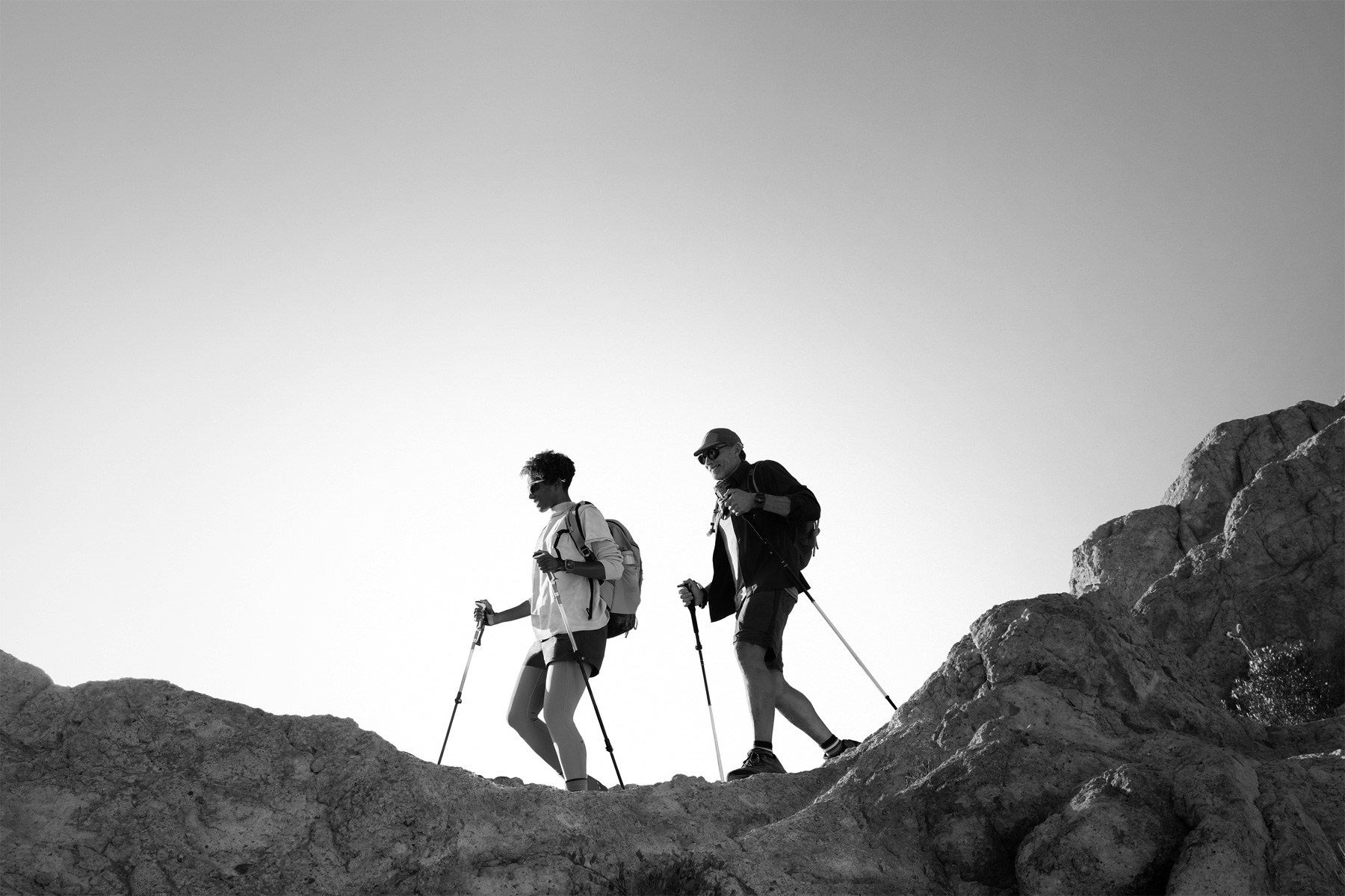 Apple Watch Ultra 3を装着した2人の人物が山道をハイキングしている