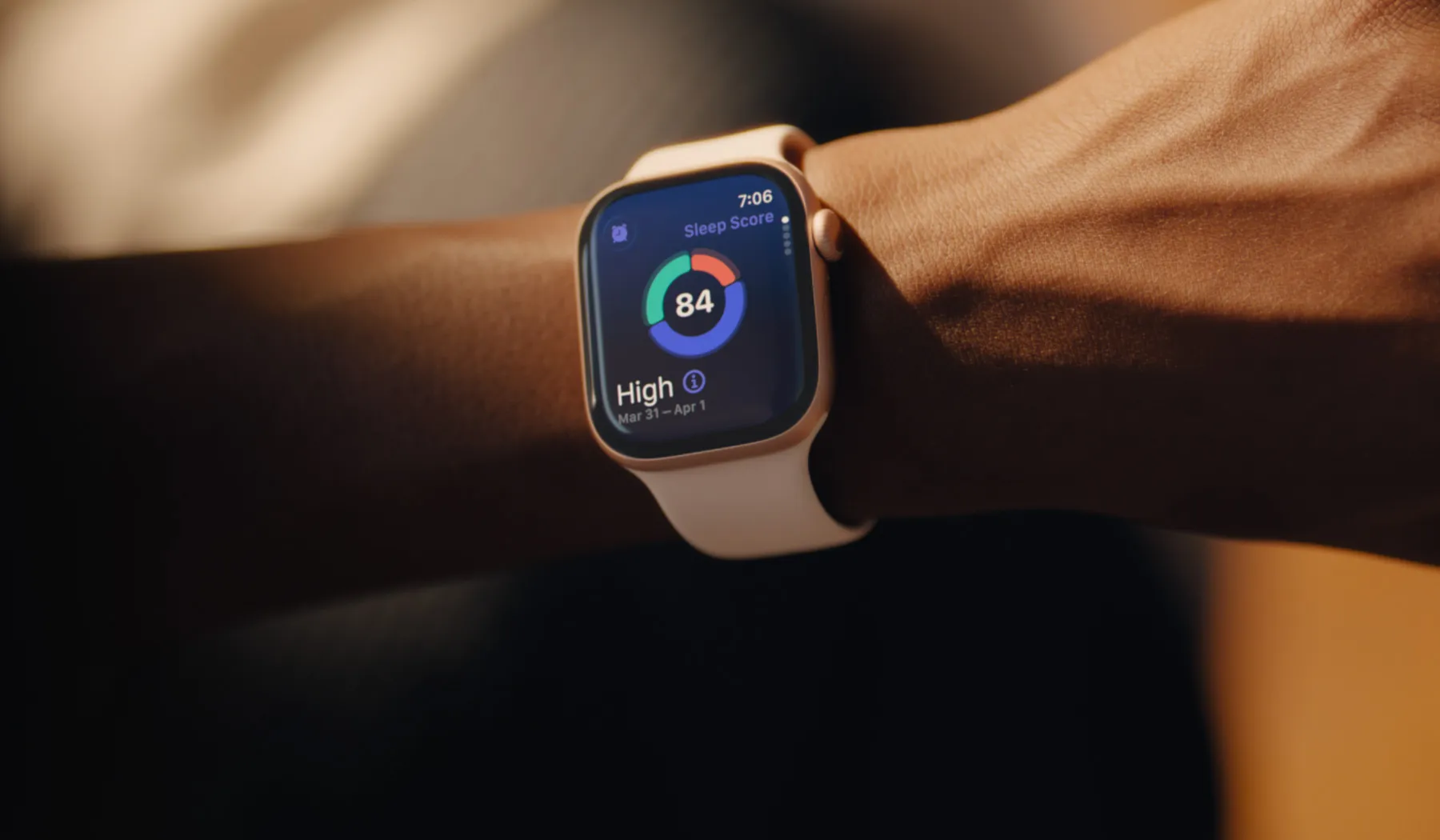 用户在 Apple Watch Series 11 上讀取睡眠分數