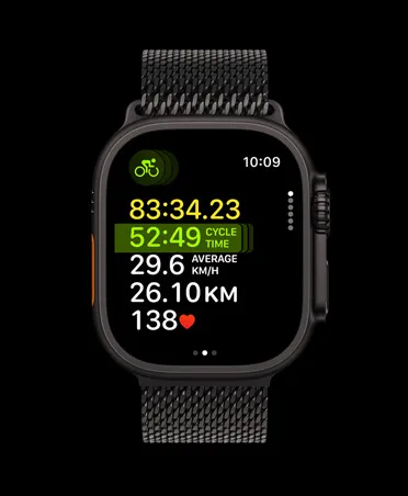 Apple Watch Ultra 3，採用黑色鈦金屬錶殼，配以黑色米蘭網織手環；螢幕顯示多項目運動體能訓練