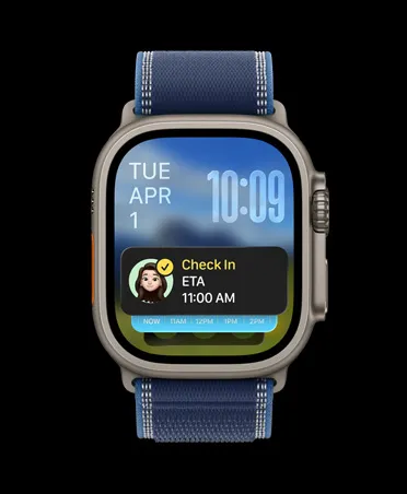 Apple Watch Ultra 3，採用黑色鈦金屬錶殼，配以藍色配亮藍色越野手環；螢幕顯示智慧型疊放功能將報平安通知置頂
