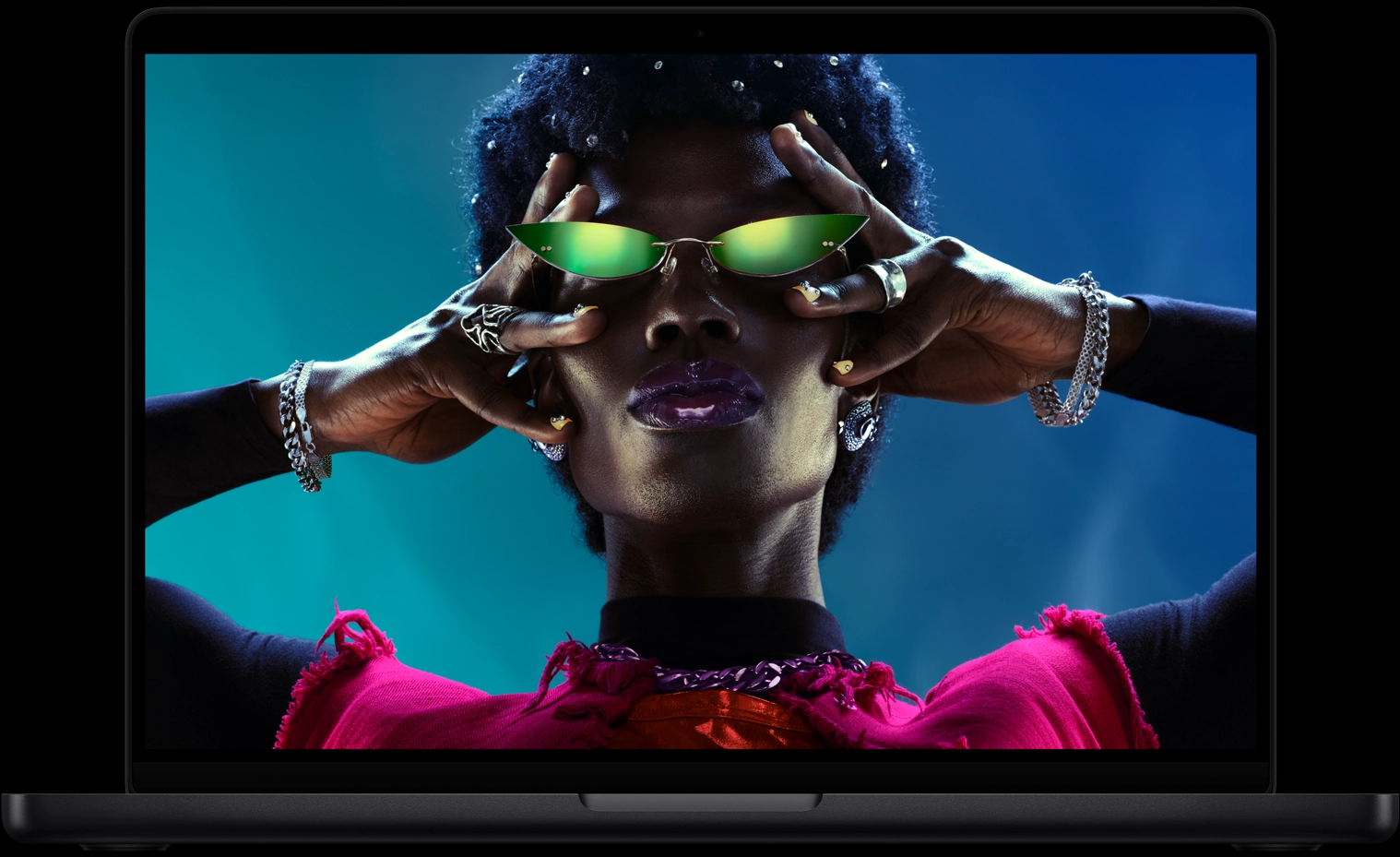 MacBook Pro 螢幕展示顯示一幅彩色圖片，一個人戴著太陽眼鏡，以展示亮麗奪目的 Liquid Retina XDR 顯示器