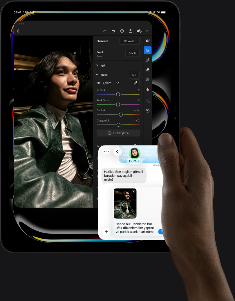 iPad Pro, önden dış görünüm, dikey pozisyonda, uzay siyahı renk, sağ el aygıtı tutuyor, ekranda mavi kıyafetli bir kişinin resmi ile fotoğraf düzenleme uygulaması gösteriliyor, sağ menüde düzenleme araçları ve seçenekleri yer alıyor, ekranın sağ altında kullanıcı ile fotoğrafı inceleyen başka bir kişi arasında gerçekleşen iMessage yazışması görülüyor