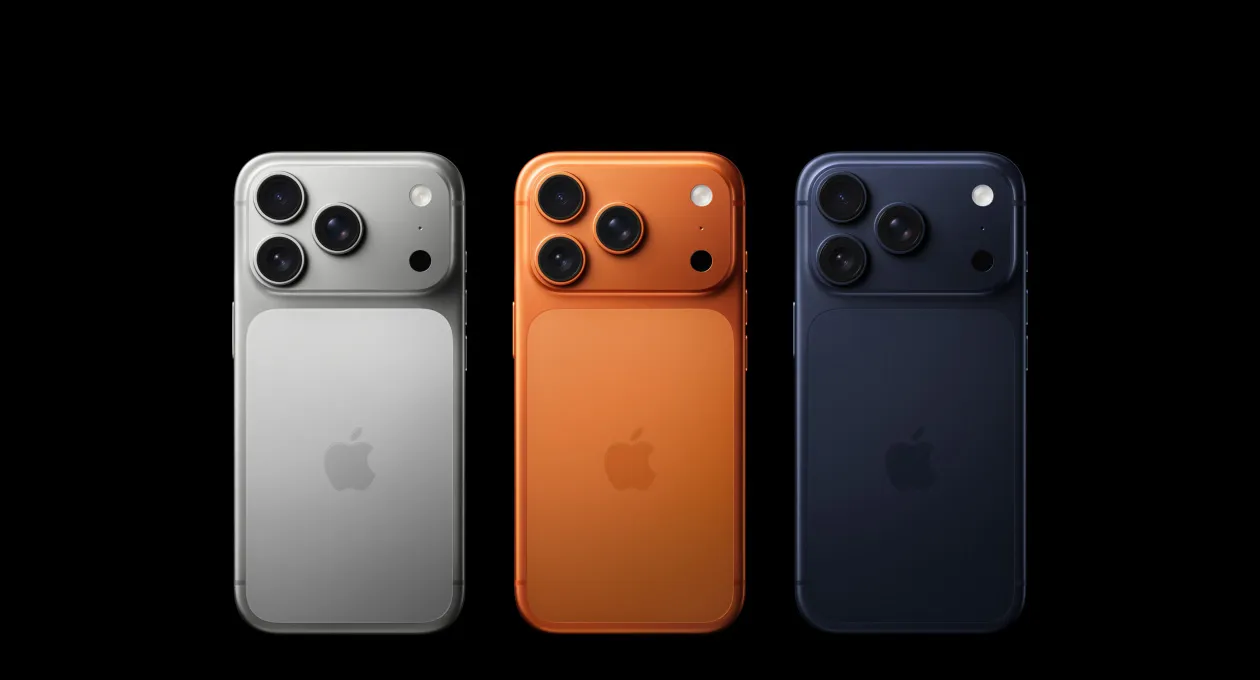 iPhone 17 Pro 機身背面，展示銀色、宇宙橙色與藏藍色三款外觀、Pro 融合相機系統，包括左上角三個鏡頭、麥克風、閃光燈，以及機身中間的 Apple 標誌