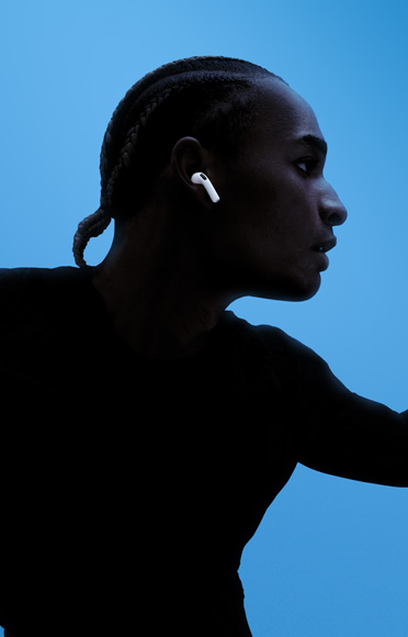 O persoană purtând căștile AirPods 4