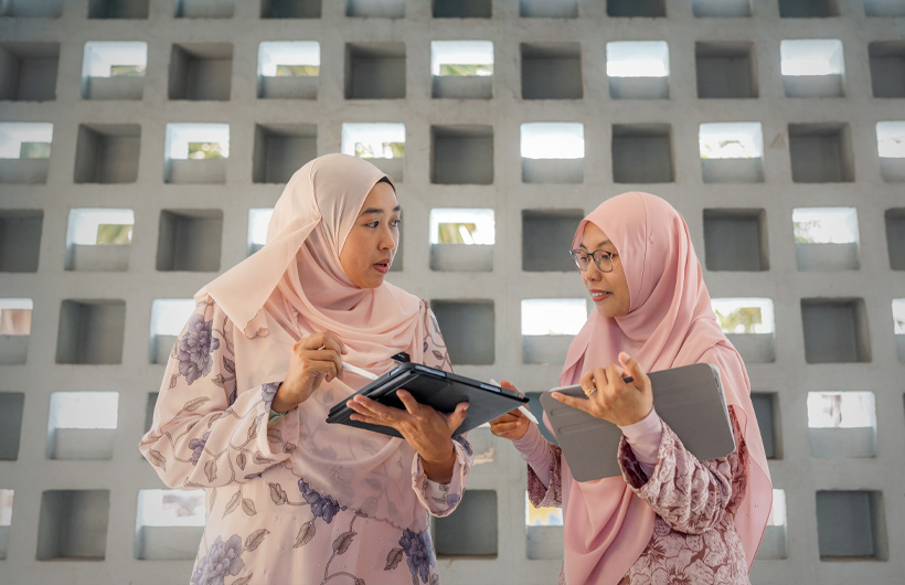 Nur Safiqa Sapar (ALC) coaches fellow teacher Fatin Shahera at Sekolah Tun Fatimah.
