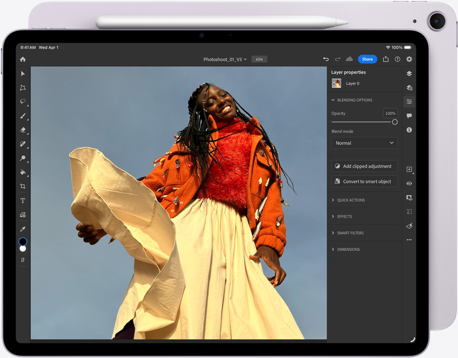 iPad Air vist forfra med Apple Pencil Pro fastgjort øverst, skærmen viser et billede, der redigeres i Adobe Photoshop