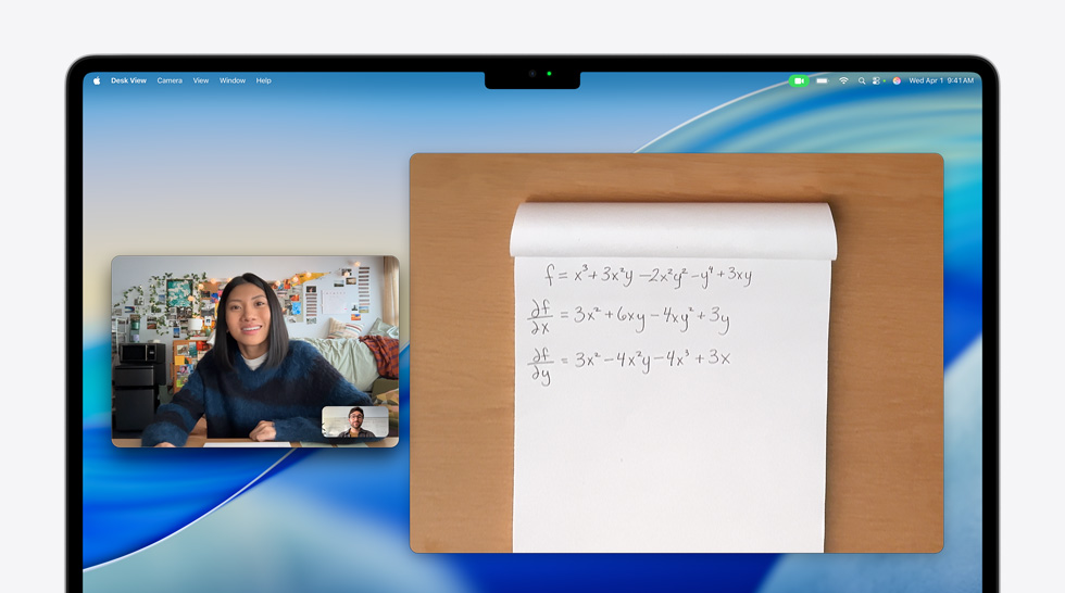 Videogesprek op MacBook Air van iemand die de feature Bureauweergave gebruikt om een wiskundige formule te laten zien aan een gesprekspartner. Met Bureauweergave kunnen ze tegelijkertijd hun werkplek en gezicht laten zien