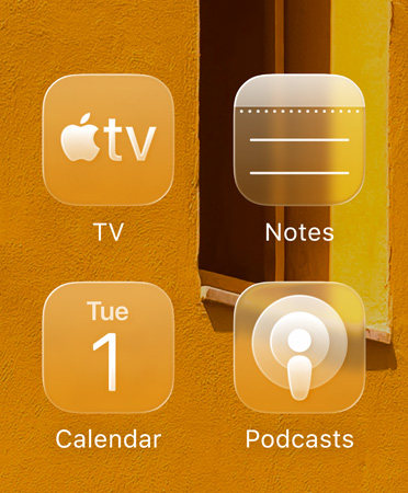 Ikony aplikacji takich jak Apple TV, Notatki, Kalendarz i Podcasty, w stylu Liquid Glass nasyconego kolorem dopasowanym do tapety